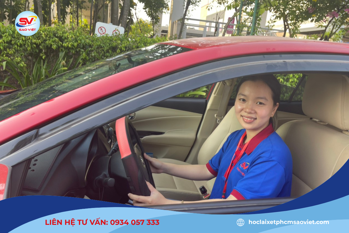 Hình ảnh học viên thực hành lái xe số tự động của trung tâm Sao Việt