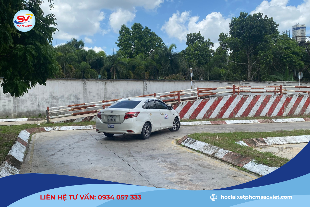 Học viên được luyện tập sa hình trên sân tập rộng lớn của Sao Việt 