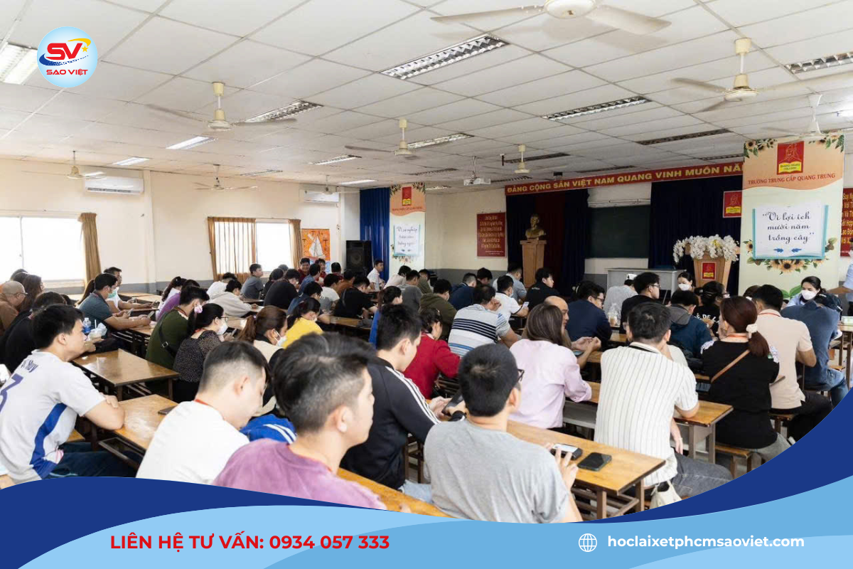 Học viên được dạy học lý thuyết tại văn phòng rộng lớn cùng giảng viên giàu kinh nghiệm