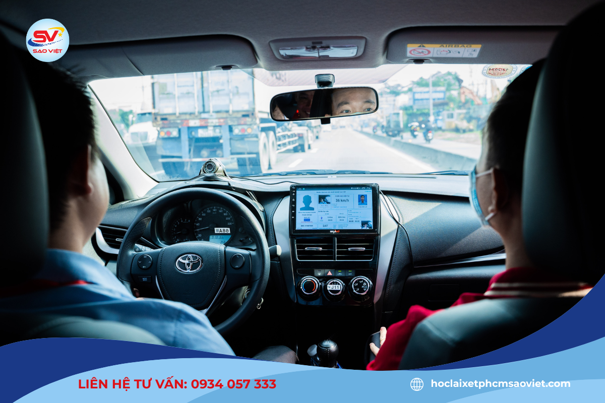 Học viên phải đủ tuổi theo quy định và không trong thời gian cấm hành nghề lái xe 