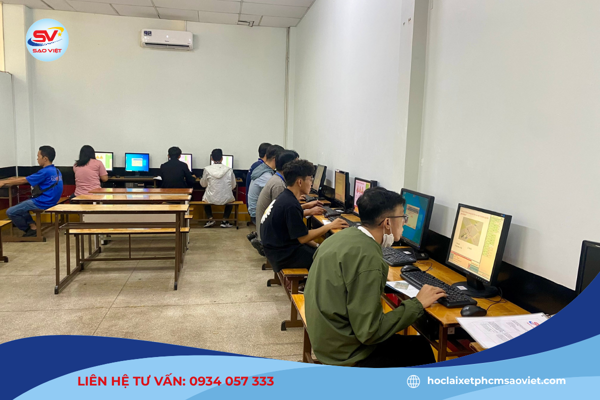 Học viên được thực hành lý thuyết trước khi vào kỳ thi sát hạch