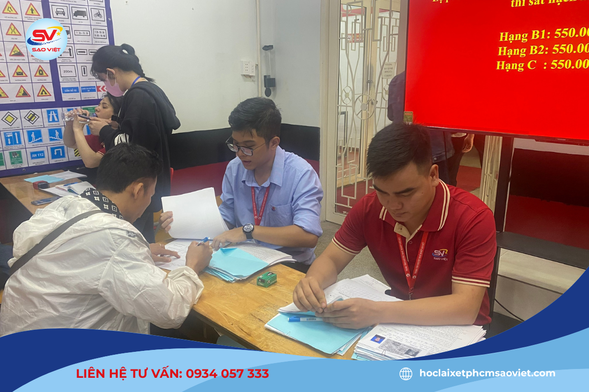 Học viên đăng ký khoá học lái xe tại Trung tâm Sao Việt