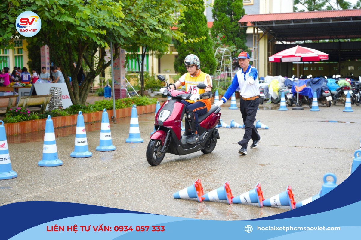 Người học cần đủ 18 tuổi trở lên khi đăng ký học lái xe máy 