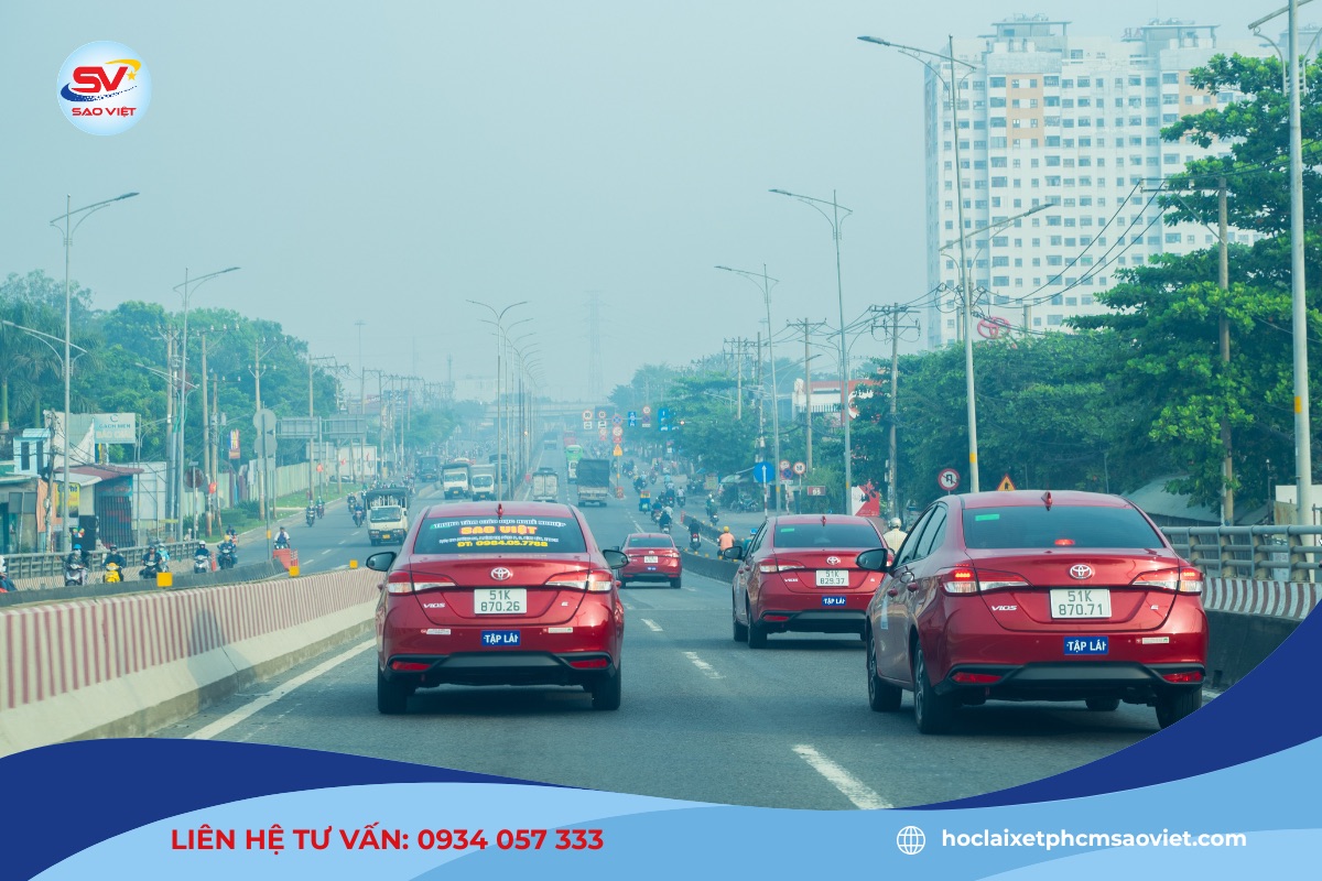 Người học lái xe hạng  C1 cần đủ 18 tuổi trở lên khi đăng ký dự thi 
