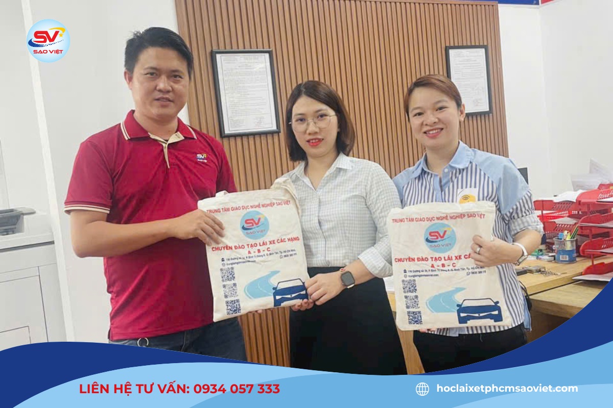 Độ tuổi với hạng xe D, E thường cao hơn với các hạng xe cơ bản 