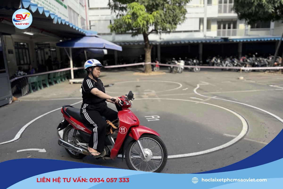 Thí sinh thi thực hành lái xe vòng số 8