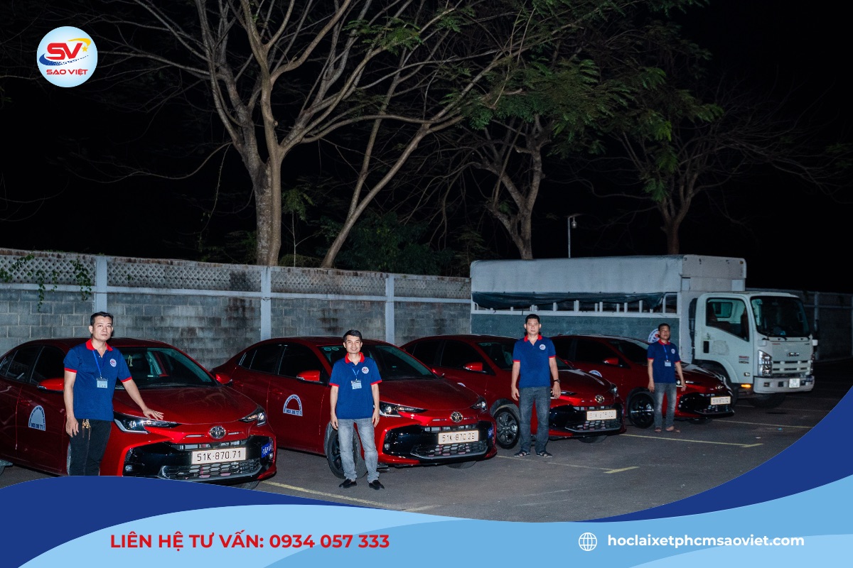 Đội ngũ giảng viên và xe tập lái đời mới của Trung tâm Sao Việt