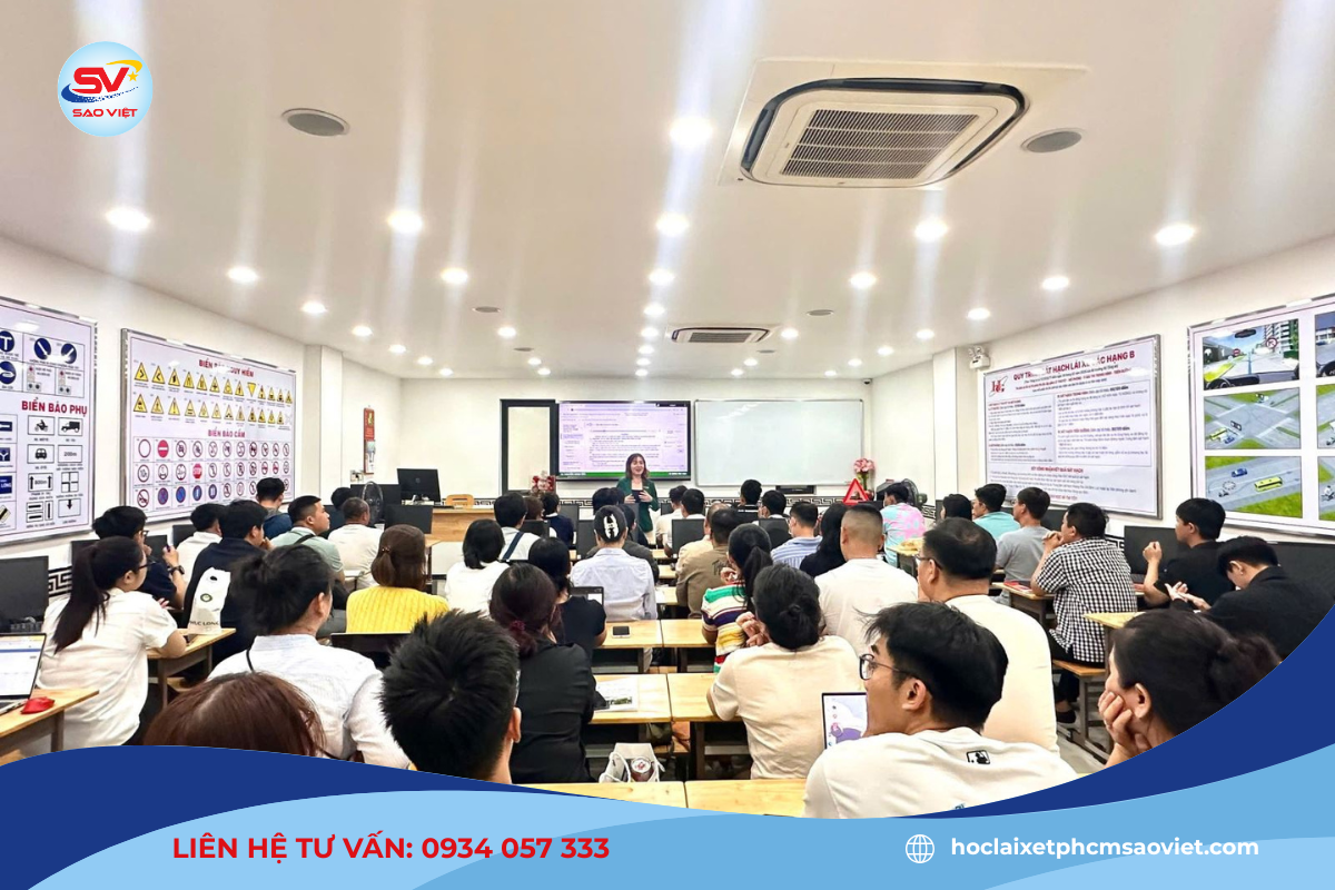 Học viên được học lý thuyết và thực hành theo giáo trình chuẩn của Bộ GTVT