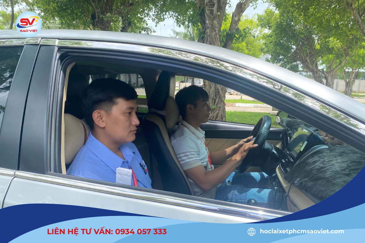 Giáo viên kèm 1:1 trong quá trình luyện tập thực hành