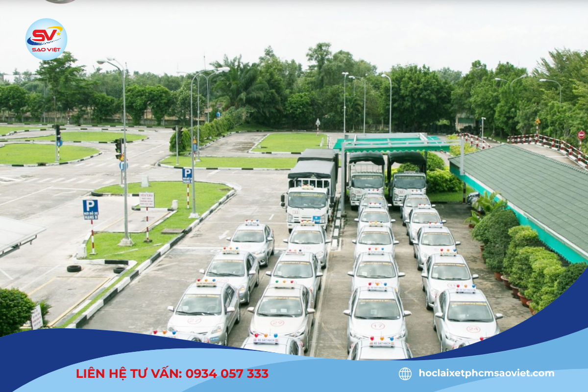 Sân tập rộng lớn cùng xe tập hiện đại của trường Việt Úc