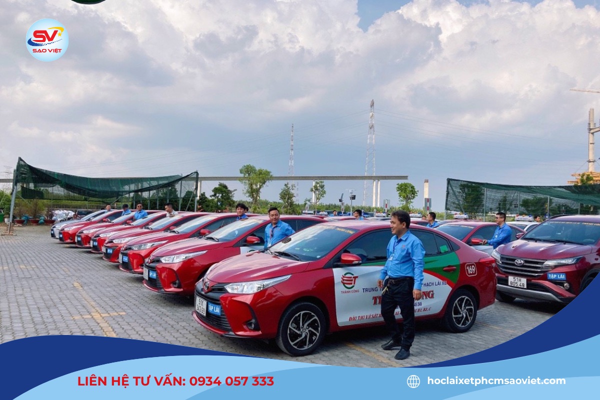 Đội ngũ giảng viên - xe tập đời mới của trung tâm Thành Công